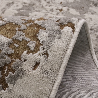 Tapete dobrado com padrão abstrato em tons de castanho, creme e cinza