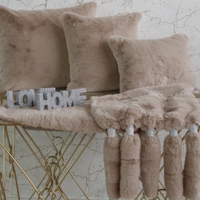 Conjunto de almofadas e manta peluda bege com decoração LO HOME em banco dourado