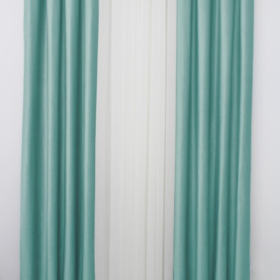 Conjunto de cortinas azul-turquesa e branca num varão prateado