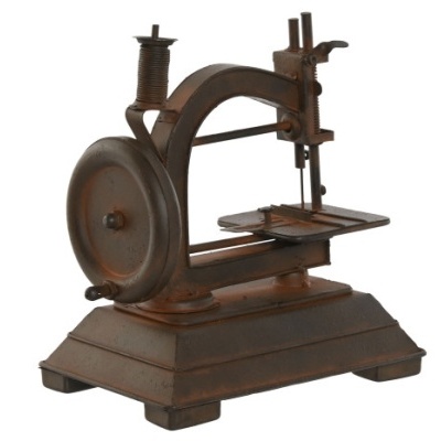 Máquina de costura antiga enferrujada sobre fundo branco