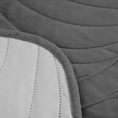 Tapete ou manta com dois tecidos em cinza e branco com costura decorativa