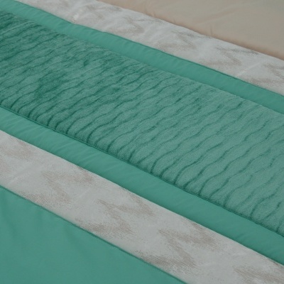 tecido com faixas horizontais em verde e bege com texturas onduladas