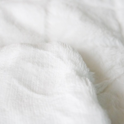 Tecido branco macio e felpudo em fundo branco