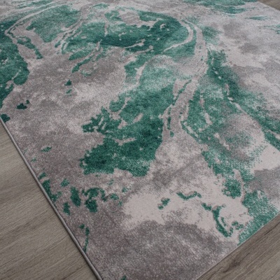 Tapete decorativo cinza e verde-água com padrão abstrato sobre chão de madeira