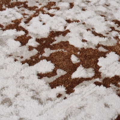 Tapete castanho e branco com padrão abstrato e textura felpuda.
