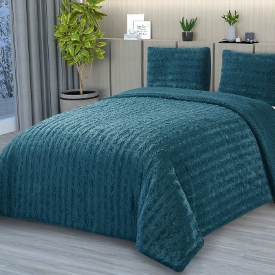 Conjunto de cama azul turquesa felpudo com padrão listrado em quarto moderno