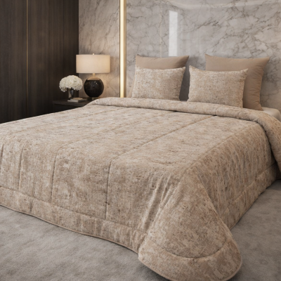 Cama com edredão e almofadas beges texturizadas, mesas de cabeceira com candeeiros, parede de mármore e tapete bege.