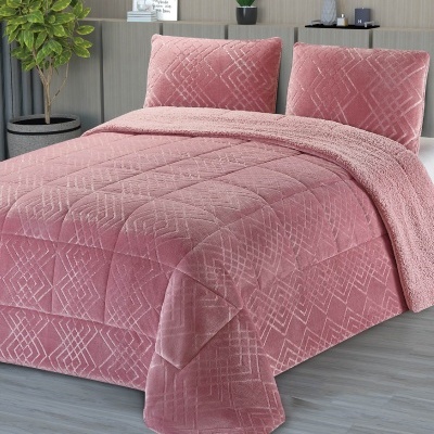 Cama de casal com edredon e almofadas cor de rosa com padrão geométrico e textura acolchoada.