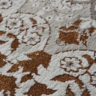 Tapete com padrão floral castanho e bege, textura felpuda