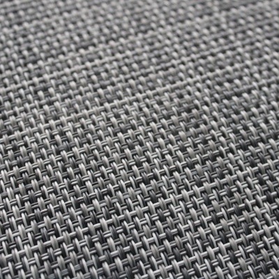 Tecido cinzento com padrão entrelaçado e textura regular.