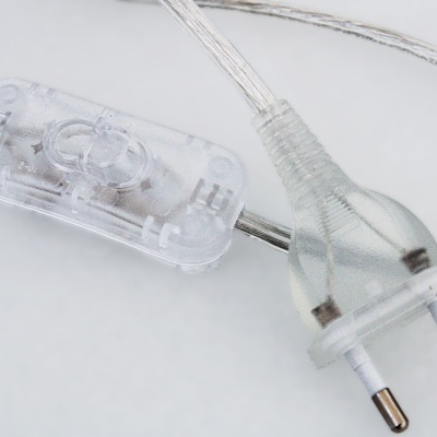 Cabo elétrico transparente com interruptor e ficha de tomada de dois pinos