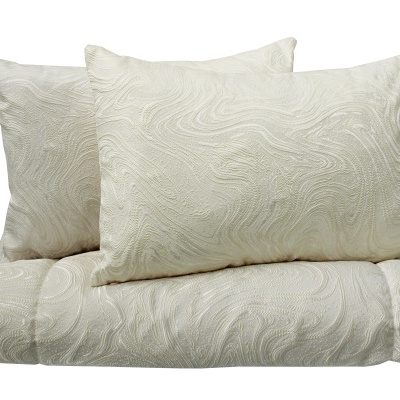 Conjunto de almofadas e cobertor creme com padrão ondulado