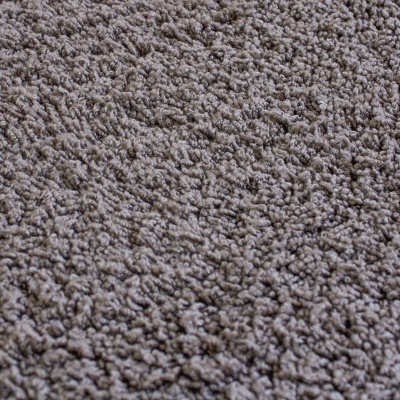 Carpete castanho claro com textura felpuda