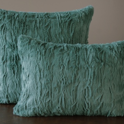 Duas almofadas felpudas verde-água