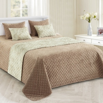 Cama de casal com colcha castanha e faixa verde-claro numa decoração de quarto clara e elegante