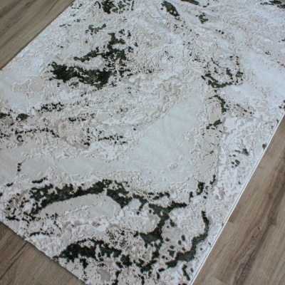 Tapete retangular abstrato creme, bege e verde-escuro em chão de madeira