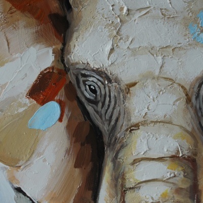Detalhe de pintura texturizada de um elefante em tons claros e castanhos