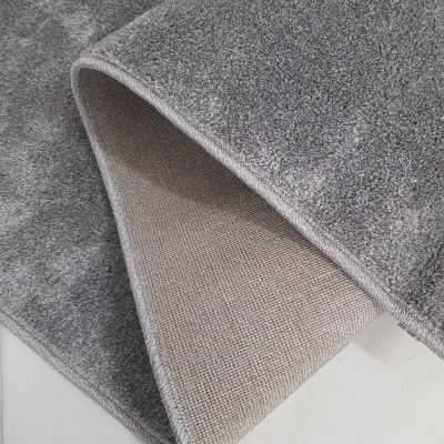 Tapete cinza com lado inferior de tecido malha