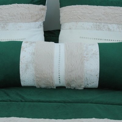 Almofadas decorativas verdes com faixas brancas texturadas e cristais