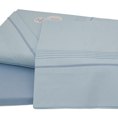 Conjunto de roupa de cama azul com padrões de linhas horizontais