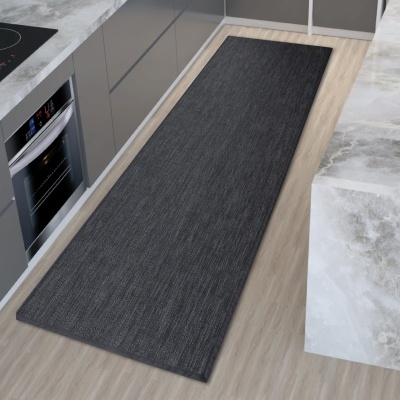 Tapete cinzento escuro estreito numa cozinha moderna com armários cinzentos e bancadas de pedra