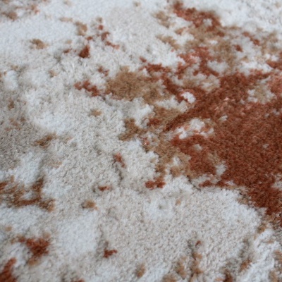 Tapete felpudo branco e castanho com padrão abstrato