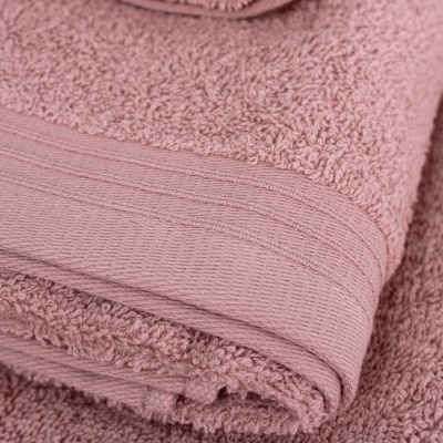 Toalha de banho rosa dobrada com faixa texturada