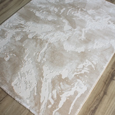 Tapete beige e creme com padrão abstrato sobre chão de madeira