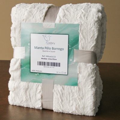 Manta branca de pelo borrego com etiqueta da marca Colibry