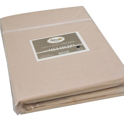 Lençol escada bege claro embalado em plástico com etiqueta de informações