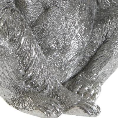 Escultura prateada de um macaco sentado com textura detalhada