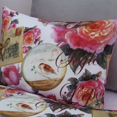 Travesseiro decorativo com padrão floral e imagens vintages
