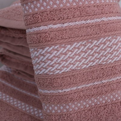 Toalhas de banho cor de rosa com padrões brancos trançados e riscas