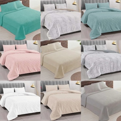 Conjuntos de cama coloridos com padrões e texturas variadas em quartos modernos.