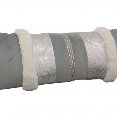 Travesseiro decorativo cinza com detalhes prateados e pelúcia branca