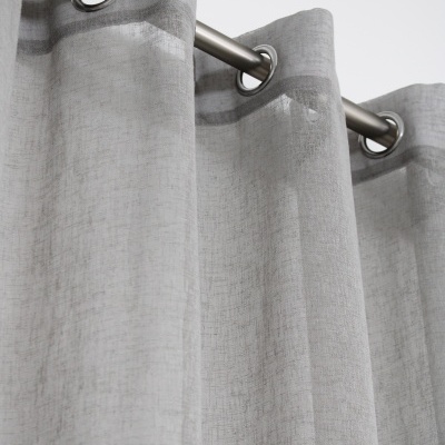 Cortina cinzenta pendurada numa vara de metal com ilhóses