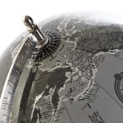 Globo terrestre cinza escuro com detalhes metálicos e rosa dos ventos