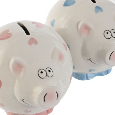 Dois mealheiros de porquinho cerâmicos com corações cor-de-rosa e azuis