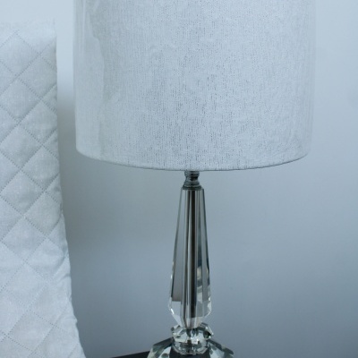 Candeeiro de mesa com base de vidro transparente e cúpula branca