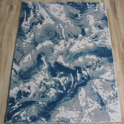 Tapete abstrato azul, cinza e branco em chão de madeira