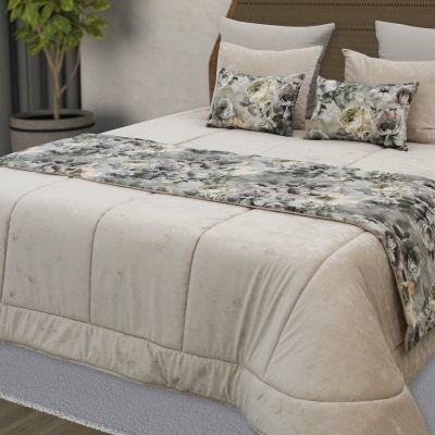 Cama de casal com edredão bege e manta floral