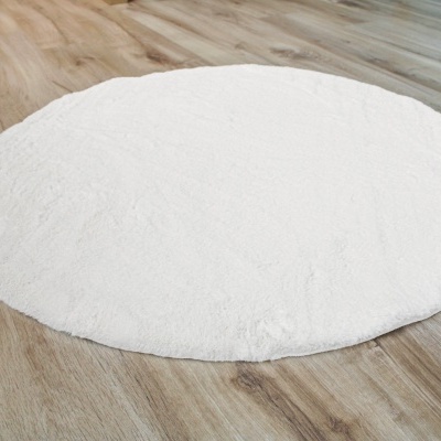 Tapete redondo branco em chão de madeira clara