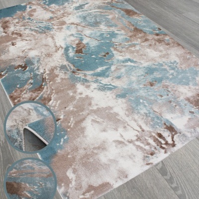 Tapete retangular com padrão abstrato em azul, bege e castanho sobre pavimento cinza claro