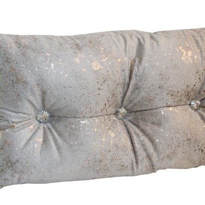 Travesseiro cinza com manchas douradas e botões espelhados