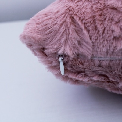 Detalhe de tecido rosa felpudo com fecho de correr branco