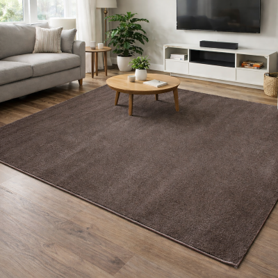 Tapete castanho suave em sala moderna com sofá cinzento, mesa e móvel de TV