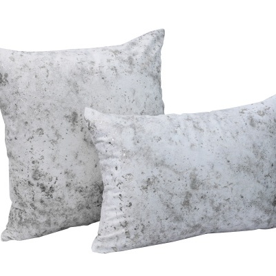 Almofadas brancas manchadas com padrão cinza em fundo branco