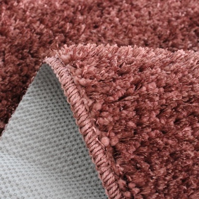 Tapete castanho avermelhado felpudo com verso antiderrapante cinza