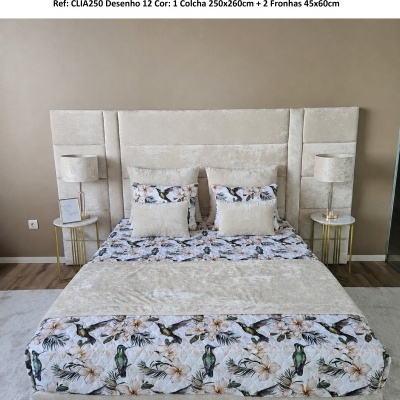 Cama com cabeceira estofada e roupa de cama floral num quarto moderno