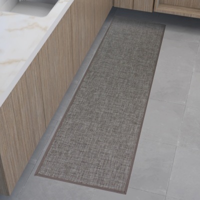 Tapete passadeira cinza e castanho em cozinha com móveis de madeira clara e bancada branca